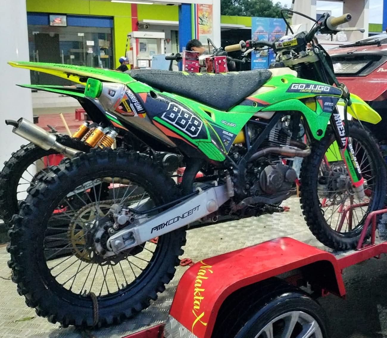 Foto iklan Kawasaki klx spek kompetisi, kaki kaki bule 2